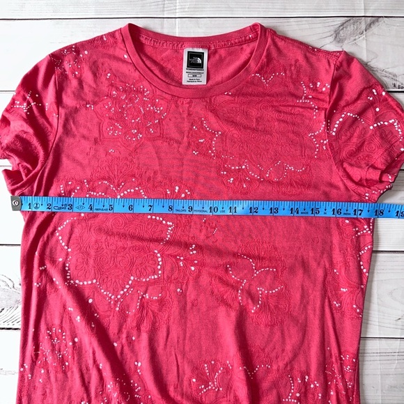 🌺 The North Face Pink Floral Graphic Tee – Women’s Medium Lightweight Summer - Picture 4 of 6